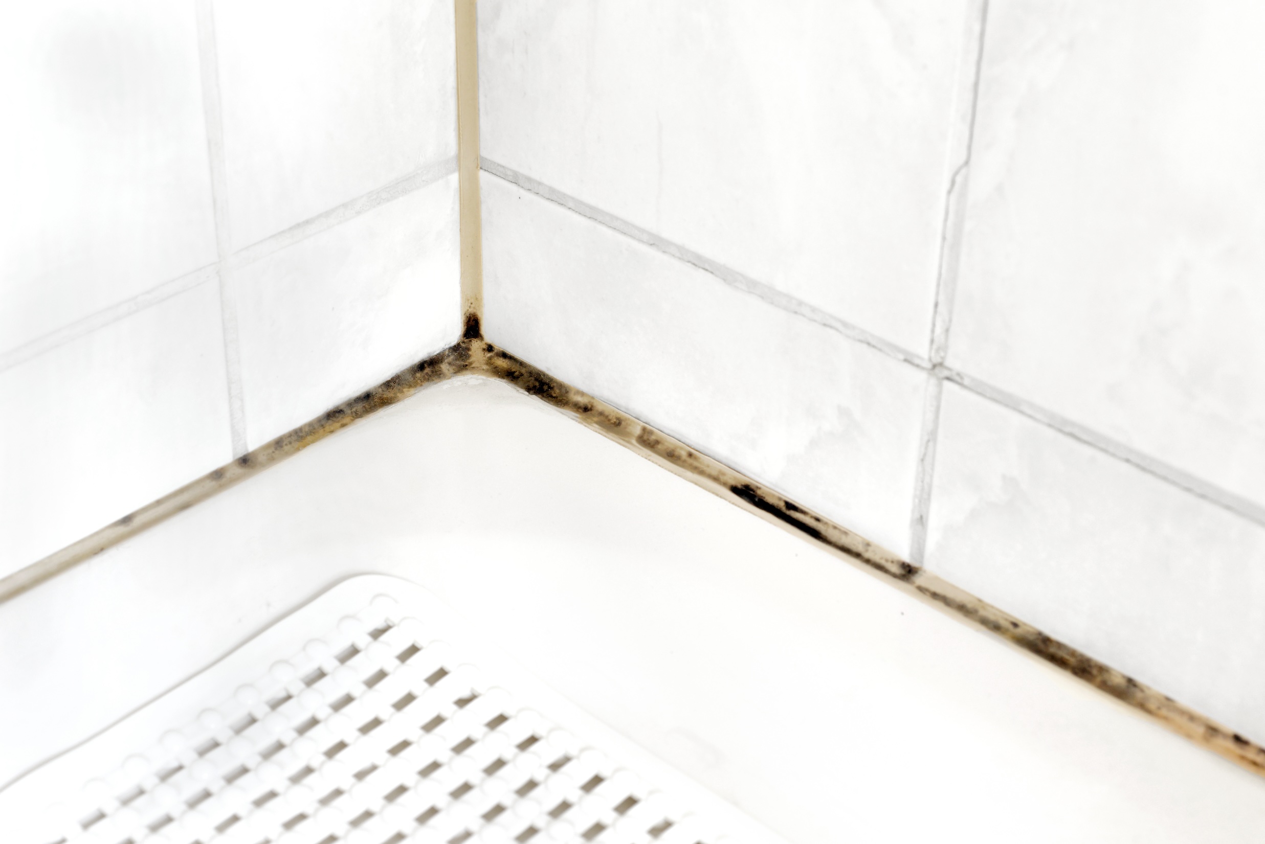 Yksittäisen kylpyhuoneen kosteusvaurio ei suoraan oikeuta koko taloyhtiön kylpyhuoneiden remonttiin, mutta se voi olla syynä laajemman tarkastuksen ja mahdollisen remontin harkintaan.