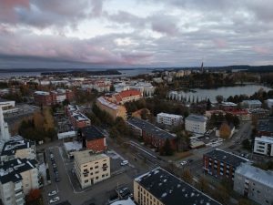 Det finns betydande skillnader mellan fastighets- och bostadsaktiebolag som påverkar både bolagets verksamhet och aktieägarnas rättigheter. Att förstå dessa skillnader är särskilt viktigt i ”blandfastigheter”, där företagens och de boendes intressen kan kollidera.